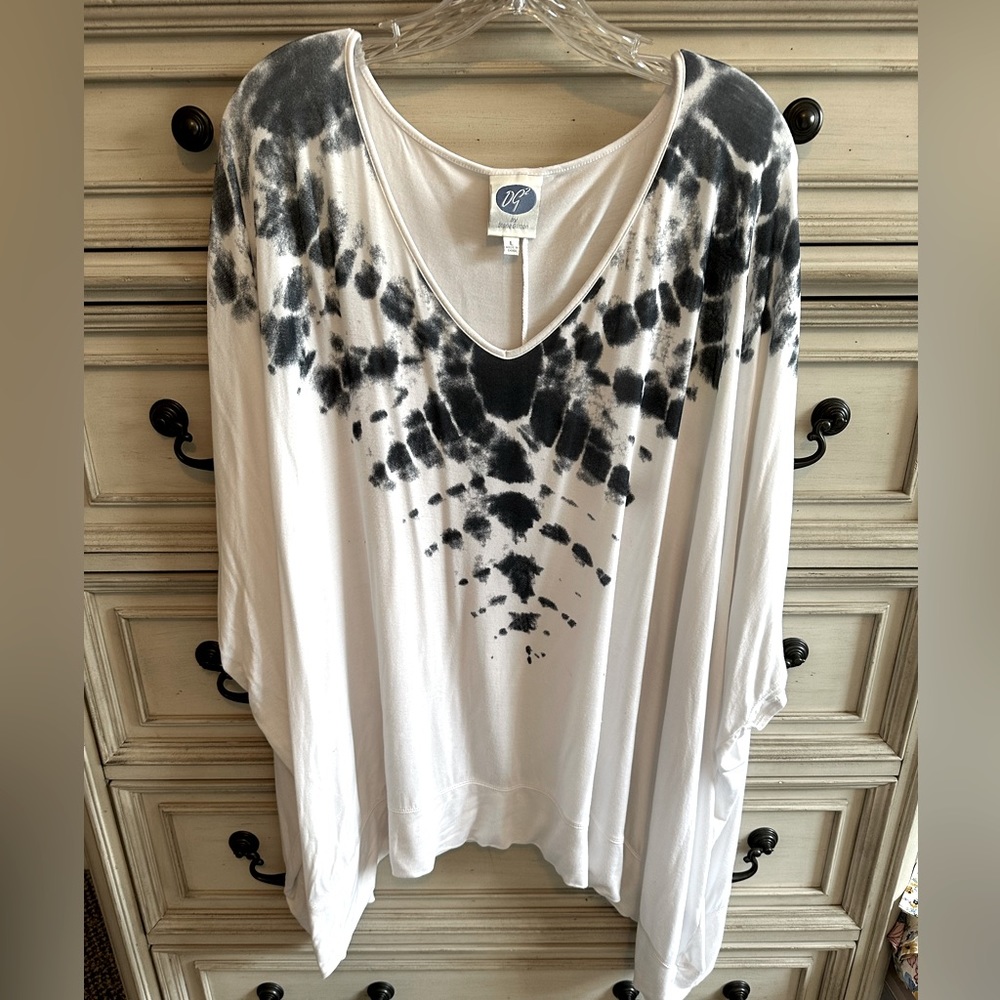 DG2 by Diane Gilman L- poncho style oversized top
